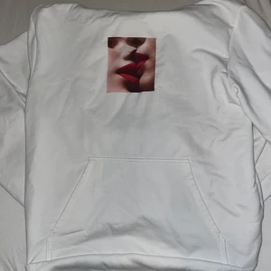 Hoodie - Hoodie med as ballt tryck. Köpt här på Plick förra vintern, bytt stil sedan dess. 