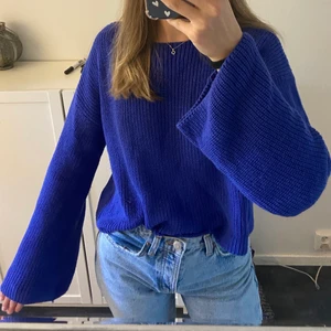 Stickad tröja - Jättefin stickad tröja i en blålila färg. Tröjan är i bra skick. Var tvungen att lägga ut den igen på grund av oseriös köpare. Köparen står för frakten💕💕