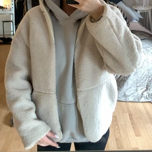Jacka - Säljer denna snygga jacka, den värmer ganska mycket tycker jag🥰 det står XS på jackan men det är lite oversize. BUDA ELLER KÖP DIREKT FÖR 400+ FRAKT