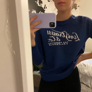 Levi’s sweatshirt - Marinblå sweater från Levis. Bra skick. Storlek M #sweater #levis 