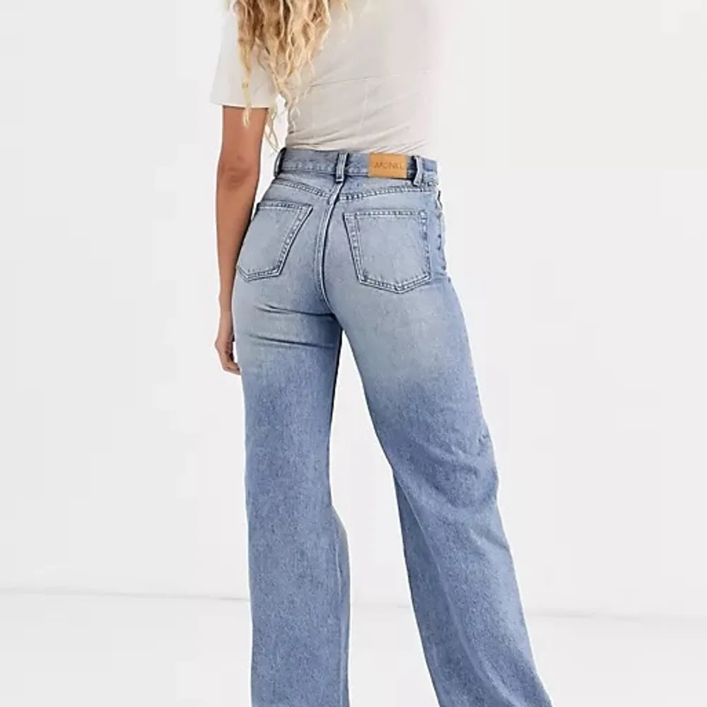 säljer mina blåa monki jeans i modellen yoko, pga för små!! de är i fint skick men använda, kom privat vid frågor och för mer bilder:) köp direkt för 200kr ink. frakt. Jeans & Byxor.