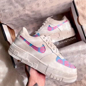 customized nike air force 1 pixel - SÄLJER UT DESSA I MODELLEN “BAD BATCH” PGA LAGERFLYTT, endast ett par kvar i storlek 38. ni kan absolut lägga beställningar på dessa i valfri färg/storlek men sista paret ska bort till billigare pris. ni hittar dessa på andra sidor för 2800 kr men jag säljer dessa för 1500 kr, färdiga att skickas dagen efter, snatch them before they’re gone 🍟 först till kvarn!