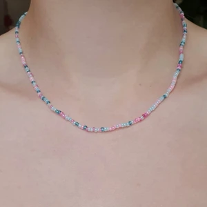 Smycken - 💙💕Egengjorda halsband, armband och ring. Bestäm längd, färger på pärlor, färg på lås (guldigt eller silvrigt) samt berlock om det önskas. Halsband enfärgat eller random färgplacering 35kr, halsband specifikt färgmönster 60kr, armband enfärgat/random 15kr, armband färgmönster 25kr, enfärgad/random ring 5kr, speciellt färgönster 10kr, OBS berlock kostar extra💙💕 DMA vid frågor. Frakt 12kr. KOLLA IN PROFIL FÖR FLER SAKER OCH INSPIRATION😊