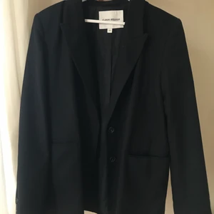 Enkel svart kavaj Carin Wester  - Helt oanvänd enkel bra svart kavaj i storlek 44 men passar bra för dig som är 38-42 då den var lite liten i storlek - kan vara lite oversized om du är 38/40 till exempel 🐝