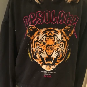 Svart croppad tröja från hm  - En svart croppad tröja från hm. I bra skick använt den 2-3 ggr.med en tiger bild 