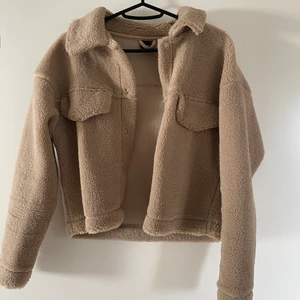 Teddyjacka Gina Tricot - Teddyjacka från GT. Storlek XS. Buda i kommentarerna. Utgångspris 50kr.