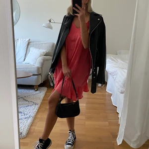 Kort klänning - Sjuukt snygg kort klänning. Säljer då den tyvärr inte kommit till användning. Köpt för 299kr säljer nu för 100kr + 40 kr frakt, eller högst bud! 🧚🏻🤍