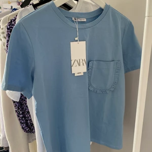 ZARA TSHIRT - Hej! Säljer min helt nya tshirt från Zara! Den är super söt och är lite ljusare än vad det ser ut i bilderna💕 helt oanvänd! Storlek M men är skulle säga att den passar XS-L💖 Hör av er vid intresse💙💙💙