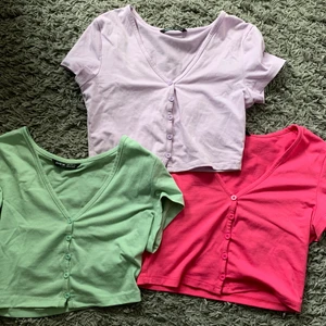 Pastell toppar - Säljer ett par söta toppar från shein i pastell färger, de är i jätte bra skick och nästan aldrig använda💗💚💜 Alla toppar är använda ca 1 gång st💞✨köp för 30kr st eller 65kr för alla💎