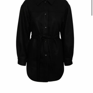 Svart kappa - En vanlig kappa från Vera Moda använd några gången! 