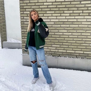 Aelfric Eden jacka  - Aelfric Eden jacka använd runt 5 gånger, nyskick. Om man vill ha en oversized passform skulle jag säga att denna passar för stl XS-M men passar en L oxå. Säljer då jackan inte längre är min stil. 💞 (första bilden är lånad) 💞 köpt för runt 1000-1300 kr. Frakt står längst ner, vilken köparen betalar. ❤️