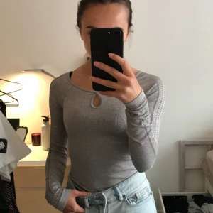 Hollister tröja  - Grå tajt tröja från hollister! Köparen står för frakt 💕