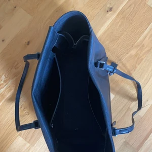 Stor svart väska - En super fin stor CalvinKlein väska i bra skick. Självklart äkta!