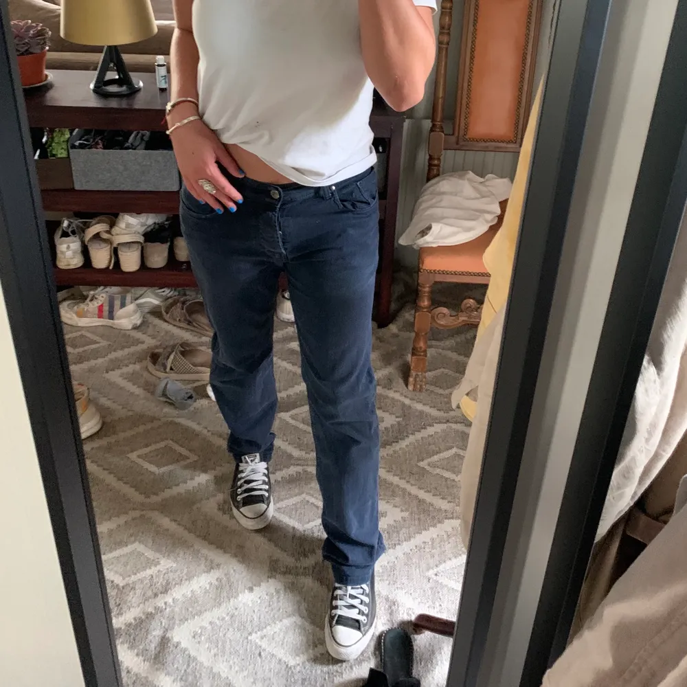 Jätte nice jeans med perfekt passform❣️ dem är mörkblåa vilket gör dem unika och asballa!! . Jeans & Byxor.