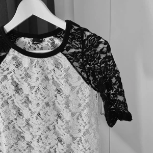 Spetstopp - Gina tricot - Säljer nu denna superfina spetstoppen från Gina Tricot! Köptes för länge sedan så den går ej längre att få tag på i butik :3 I fint skick! Storlek XS. Priset är inklusive frakt! <3