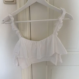 Söt topp - Supersöt topp med en volang. Osäker på storleken då den ej har någon lapp. Men skulle gissa på xs/s