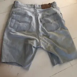 Ett par avklippta jeans i en ljusblå färg💘 Passar bäst en XS (w28 vintage storlek)💙 Kontakta mig för fler bilder eller för mer information :)