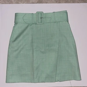 Turkos kjol - Skitsnygg kjol från &other stories. Är omlott och har ett skärp i midjan. Älskar den verkligen men den är aningen för liten för mig så passar nog någon med 36 bättre. 