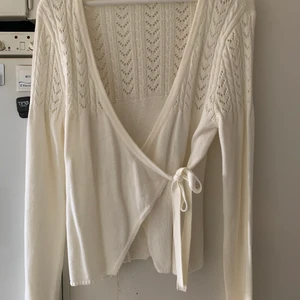 Kofta storlek L  - Passar även 38 och 36 då man kan dra åt den den är i gott skick inga konstigheter 