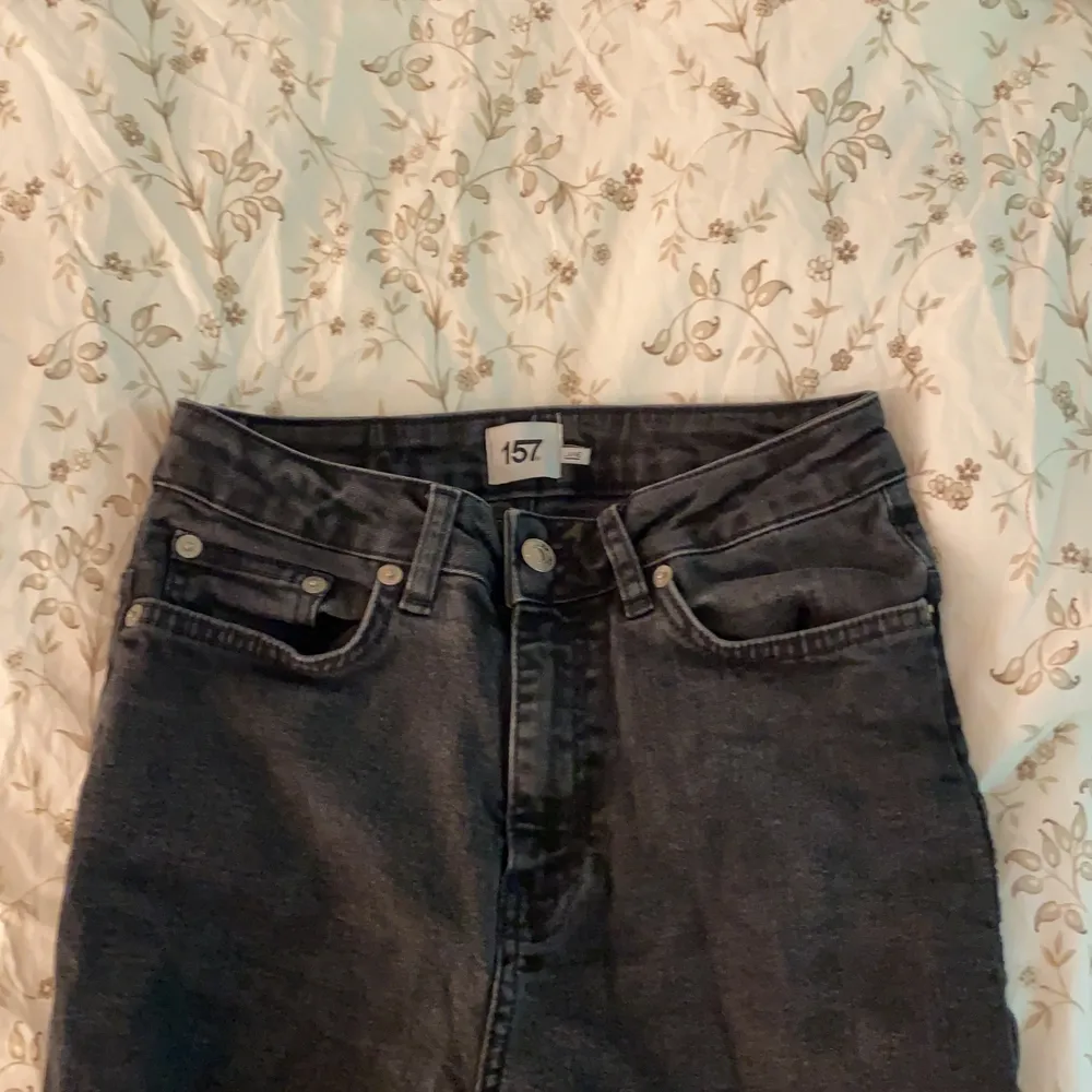 Svarta sjukt snygga jeans från lager 157 med slutningar längst ned. Storlek: S skriv vid intresse och köparen står för frakt! 💕. Jeans & Byxor.