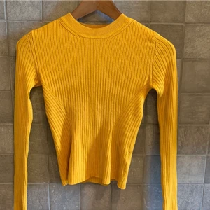 Tröja - Typ senapsgul tröja, formas med kroppen, storlek Xs