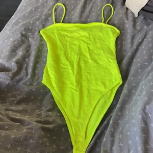 S - Neon gul body ( linne ) från zara ny pris 199kr säljer för 95kr  