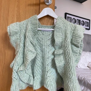 Stickad kofta - Stickad kofta från zara i en super fin grön färg. Säljer då den ej kommit till använding