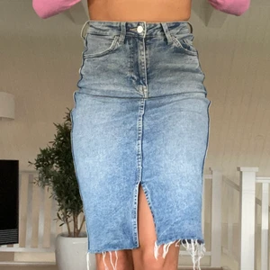 Jeanskjol från Zara  - Så fin jeanskjol från Zara. Liten slit på framsidan och slitningar där nere. Sitter väldigt väldigt snyggt på. Storlek 36. 