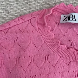 Tröja från Zara - Tröja från Zara i ett virkat/stickat material. Croppad med långa armar. bra skick då den är använd fåtal gånger. I storlek M men liten i storlek. 