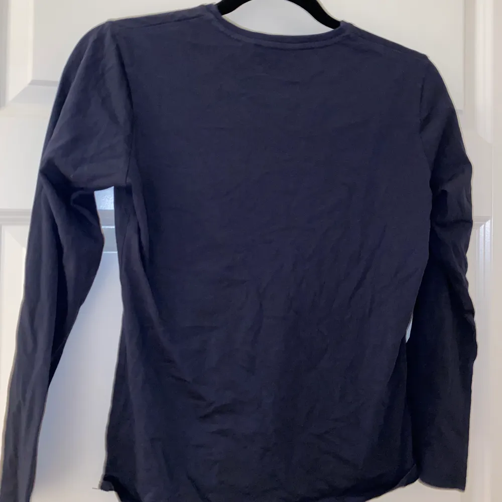 Fina långärmad t-shirt från Gant. Den har blivit för liten för mig. Säljer för 180kr+ spårbar frakt på 66kr💙. Tröjor & Koftor.