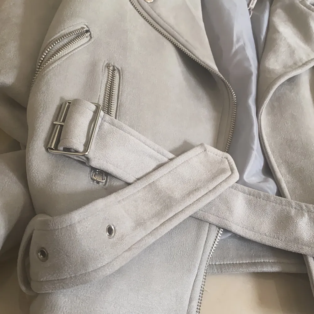 Säljer en grå mocka jacka i mycket bra skick, använt endast ett fåtal gånger pga av stor i storleken. Så väl som ny. Köptes för orginalpriset dvs 599 kr förra året från nelly. Storlek 34 men passar också storlek 36. Finns forfarande kvar!🤍. Takit.