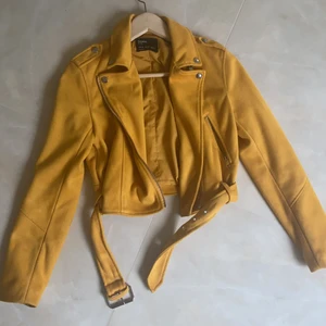 Senapsgul läcker jacka i mocka - Säljer en jacka i mocka i storlek xs, använt ett fåtal gånger och är i väldigt bra skicka. Passar så bra nu under hösten. Från märket bershka.