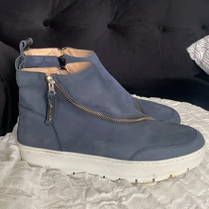 Chunky boots - Chunky boots från Privé i äkta suede-läder. Blåa. Perfekta vardagsskor till hösten. Storlek 41. Nypris ca 1000 kr. Använda en gång så gott skick!