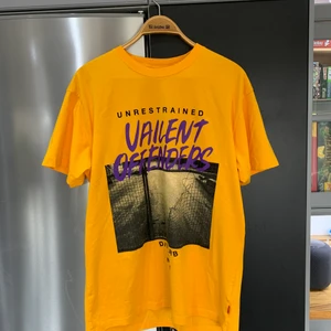 Ball tshirt - Riktigt ball tshirt som syns. Står att storleken är M men skulle säga att den är närmare L. 10/10 nyckick👌