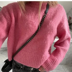 Stickad tröja - Säljer min älskade stickade tröja från H&M som är perfekt till hösten! Så mysig❤️ Frakt på 66kr tillkommer! BUD: 340!!!