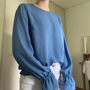 Blå blus - Superfin blå blus som tyvärr inte kommer till användning. Den är i storlek 38 och är köpt på Gina Tricot. Den är i väldigt bra skick. Säljer för 60+ frakt. 🥰