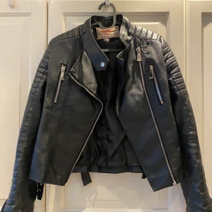 Skinnjacka  - Skinnjacka från Chiquelle , använd 2-3 gånger . Ser ganska så ny ut , storlek 36 men sitter som S. Säljer den för 260kr +frakt 💓ordinarie pris på skinnjackan 699kr