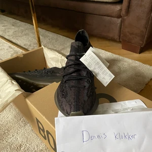 Adidas yeezy boost 380  - Säljer ett par yeezy boost 380 i färgen onyx.  Storlek är 9,5us (43) 