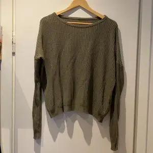 Mossgrön stickad tröja i One size från Brandy Melville. Jag skulle uppskatta att denna passar på människor i storlek S-M. 