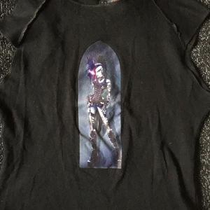 🖤Fett linne💜 - Ett fett snyggt typ goth linne, står inte vilken storlek men jag tror det är en stor small🔮💜⛓🖤🕷 köpte på plick men den var tyvär för stor.