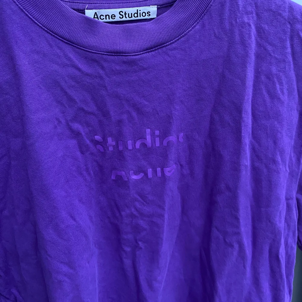 Snygg lila t-shirt ifrån acne studios. Använd 1 gång.. T-paidat.