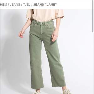 Har ett par skitsnygga och jätte sköna gröna jeans i strl m till salu!  Är korta på mig som är strax under 170cm men sitter nog super bra på dom som är kortare. Änvända kanske 4-5 gånger så inget problem eller vad man ska säga med dom😅 som i nytt skick. Betala via swish!