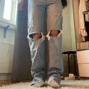 Jeans - Jeans från zara i storlek 38. Väl andvända men i gott skick, dem är ej låga men jag brukar dra ner dom som på bilden så blir dom låga