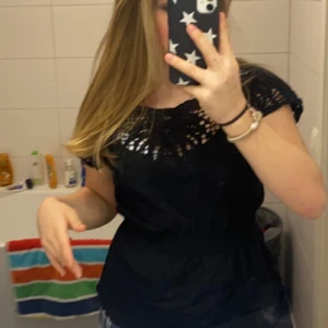 Svart topp - Säljer denna supersöta toppen som inte används! Storlek M men passar nog S också!