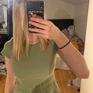 T-shirt  - En grön T-shirt från Cubus stl 146/152 men passar både XS och S, använd ett fåtal gånger så säljs för 70kr