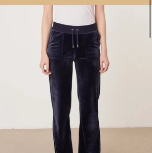 Juicy couture  - Säljer mina juicy byxor i strl XXS, färgen sky blue. Jätte fina och fräscha, köpta i höstas, säljer dem pga att jag inte använder dem, dem är som helt nya. 850 vid snabbköp