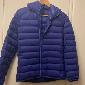 Linerjacka - Blå jacka från Everest som har varit använd ett få tal gånger men i bra skick. Jackan har sidfickor med dragkedja för säker förvaring. 