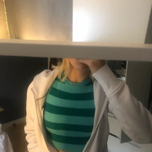 Zara linne - Säljer min randiga zara topp som är populärt! Linnet är slutsåld då jag ej hittar den i affär eller på nätet längre. 