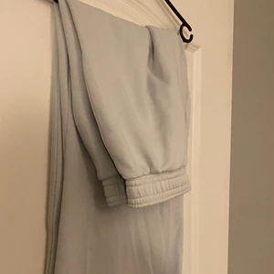 HM byxa  - Säljer dessa utsvängda ljusblå mjukisbyxor från HM i storlek M 🤎 Dm för fler bilder på byxorna 😊