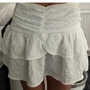 Volang kjol - Säljer den gär jätte gulliga volang kjolen då den tyvärr inte kommer till användning längre🤝🌼💕